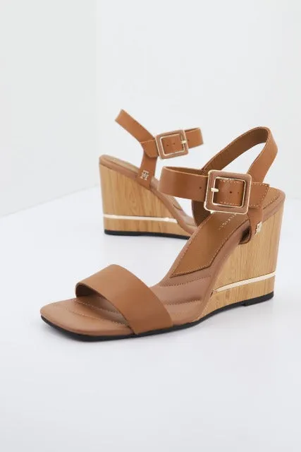 TOMMY HILFIGER HARDWARE WEDGE SANDAL